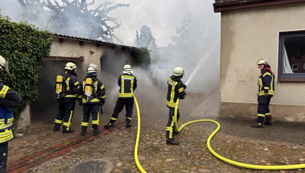 Garage brennt in der Strandstraße