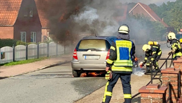 87-Jähriger fährt mit brennendem Auto durch Hohenfelde - und merkt es nicht