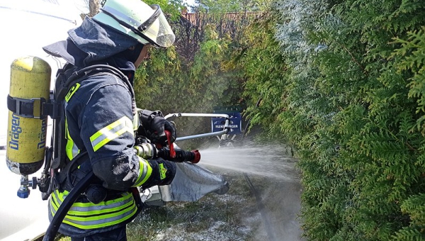 Heckenbrand verläuft Dank schnellen Eingreifens glimpflich