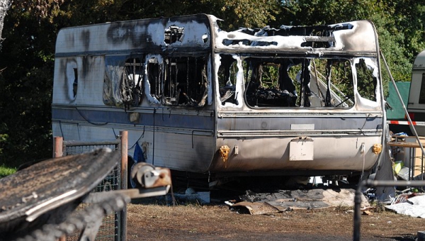 Gewaltiges Feuer auf Campingplatz fordert einen Toten