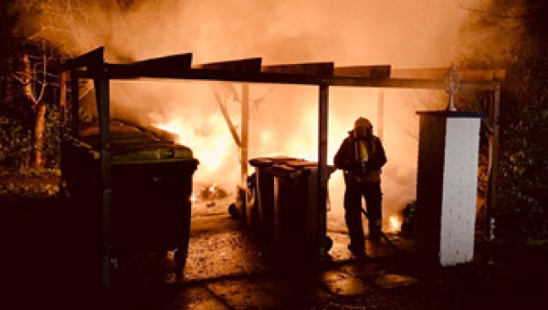 Mülllager in Hohenfelde in Flammen aufgegangen - Rätseln über Brandursache