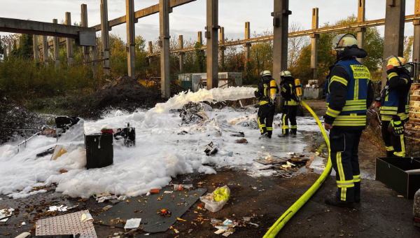 Haufen mit Möbeln gerät in Brand